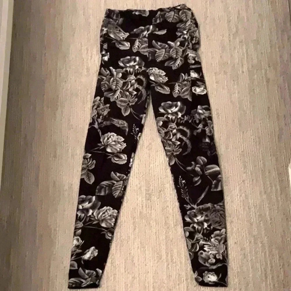 SMALL/MEDIUM BLACK AND WHITE FLORAL LEGGINGS - Picture 2 of 4